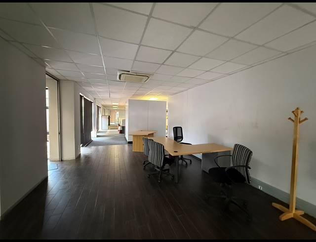 4,714M² OFFICE FOR SALE IN HOUGHTON ESTATE